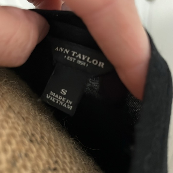 Ann Taylor rosette embellished top size Small - Picture 3 of 4